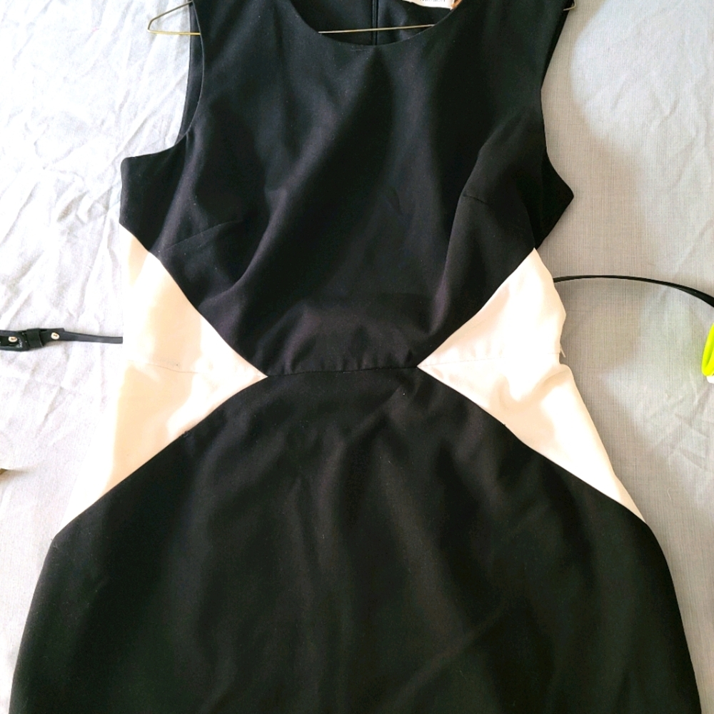 Black snd white dress with side-pockets